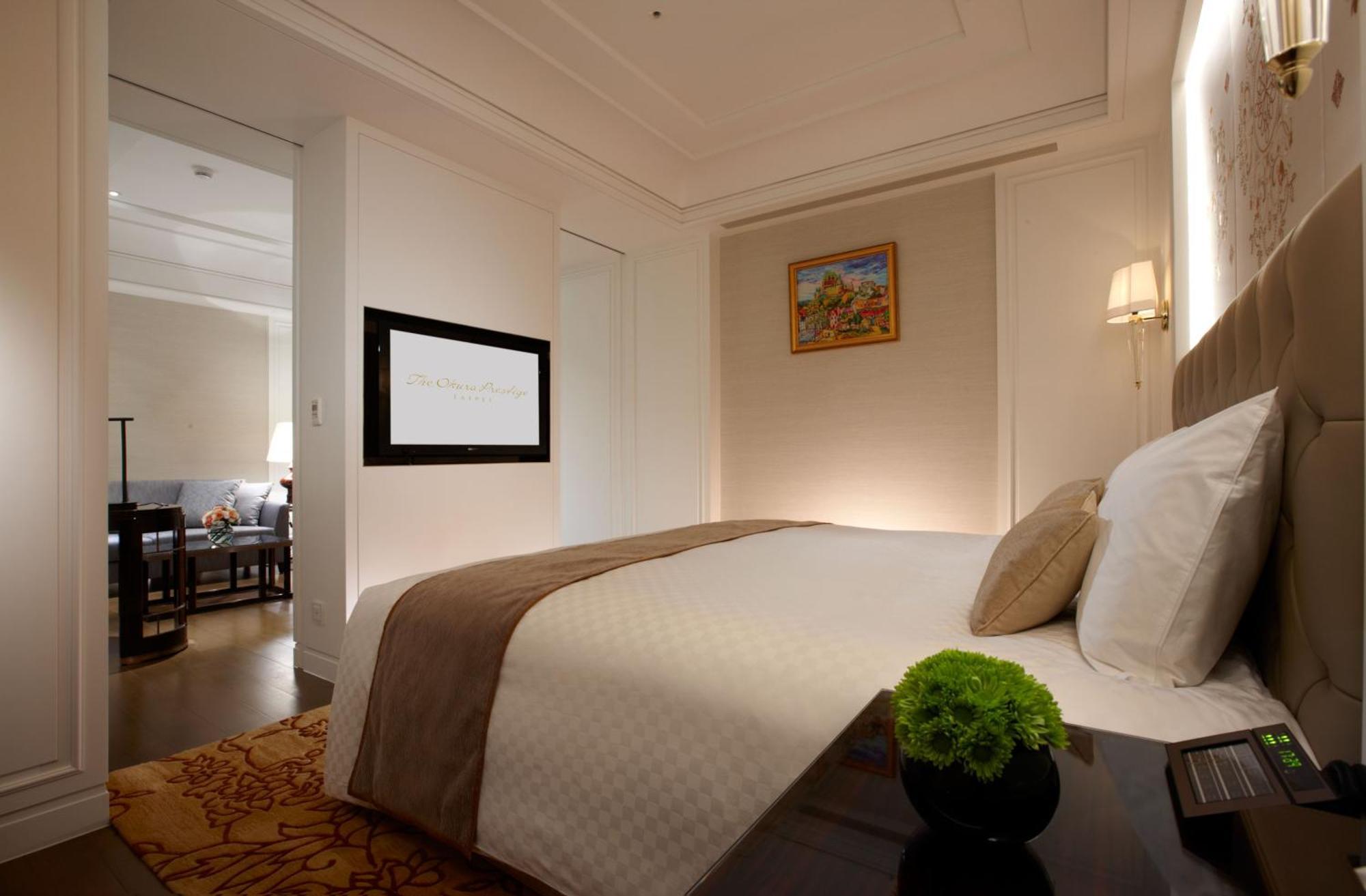 The Okura Prestige Taipei Hotel Bagian luar foto A bedroom at the hotel