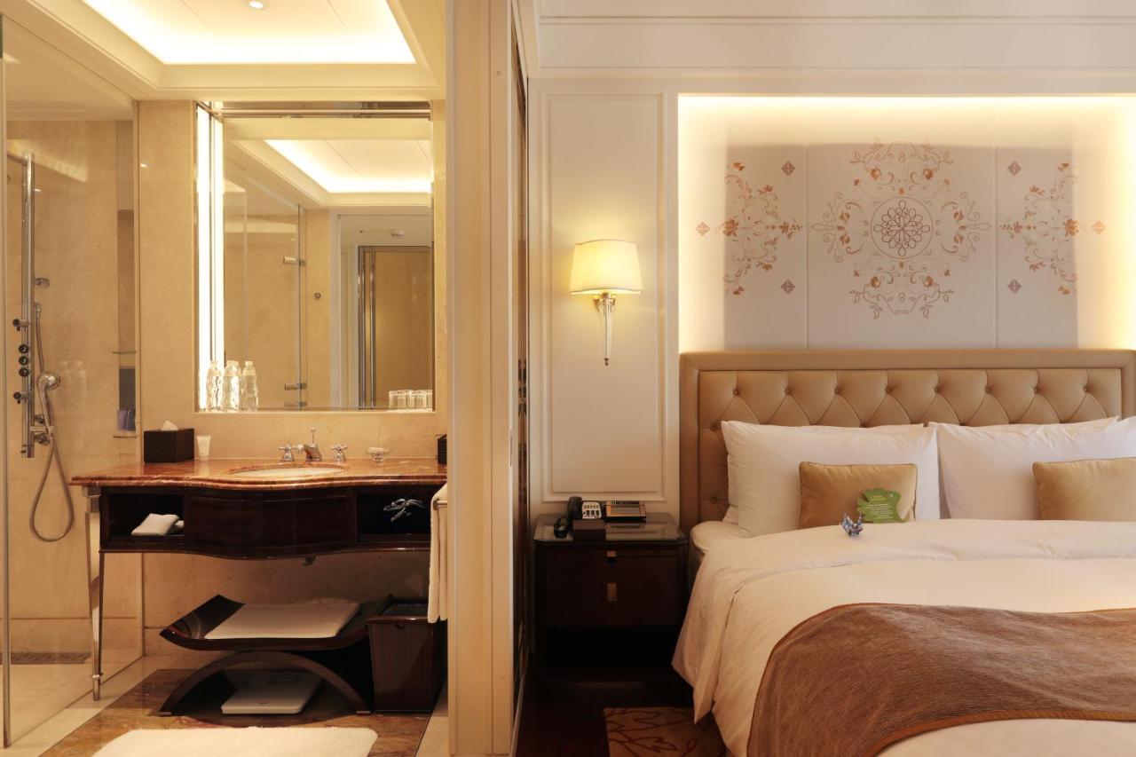 The Okura Prestige Taipei Hotel Bagian luar foto A guest room at The Imperial