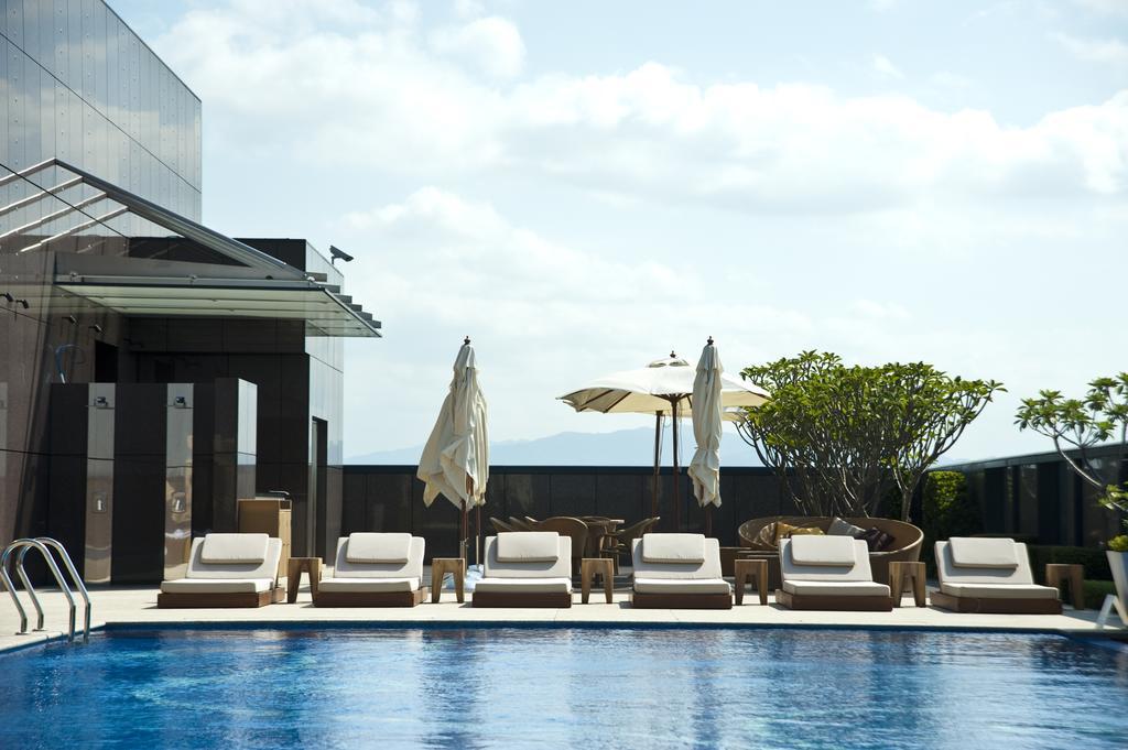 The Okura Prestige Taipei Hotel Bagian luar foto The swimming pool at the hotel
