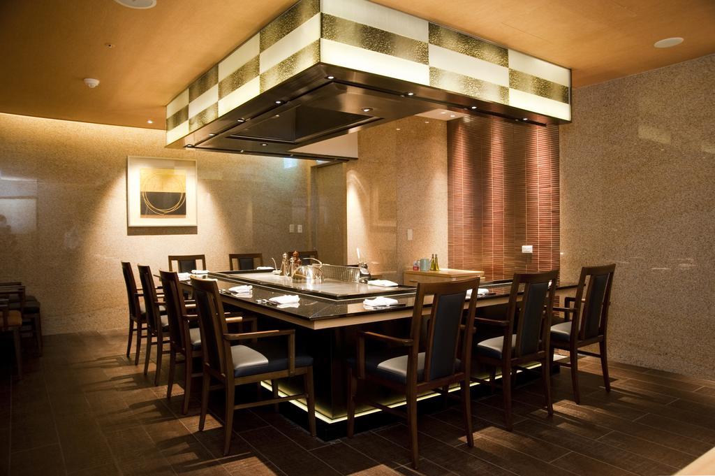 The Okura Prestige Taipei Hotel Bagian luar foto A restaurant in the hotel