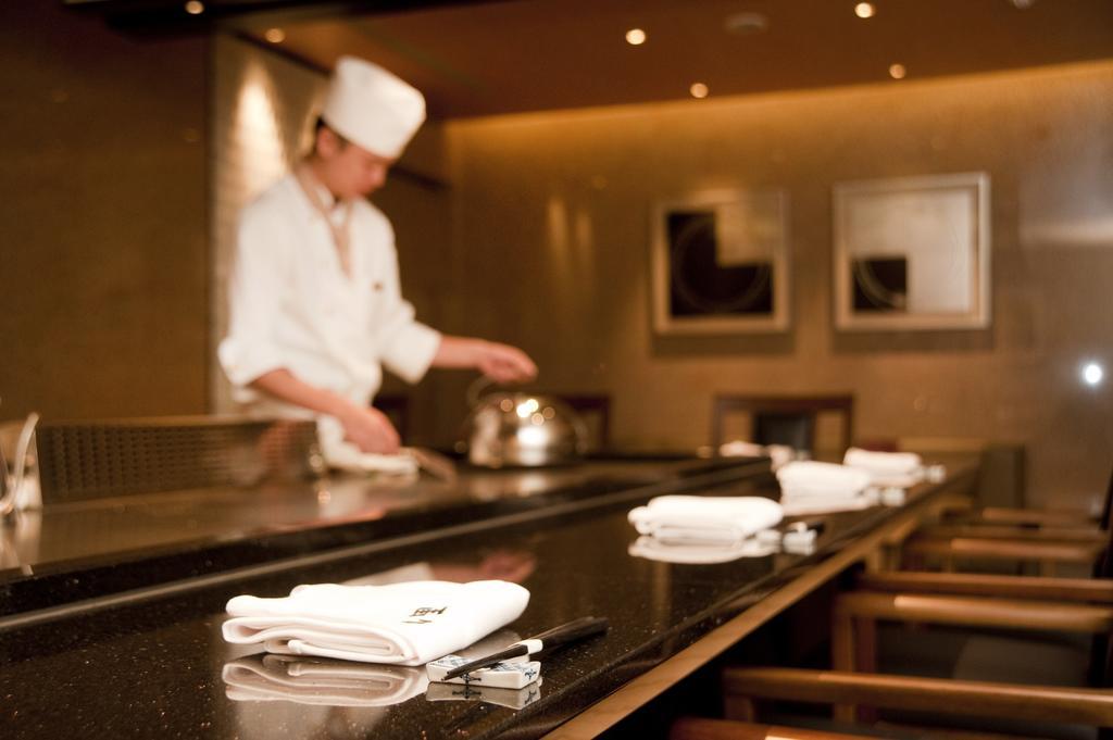 The Okura Prestige Taipei Hotel Bagian luar foto A chef at work