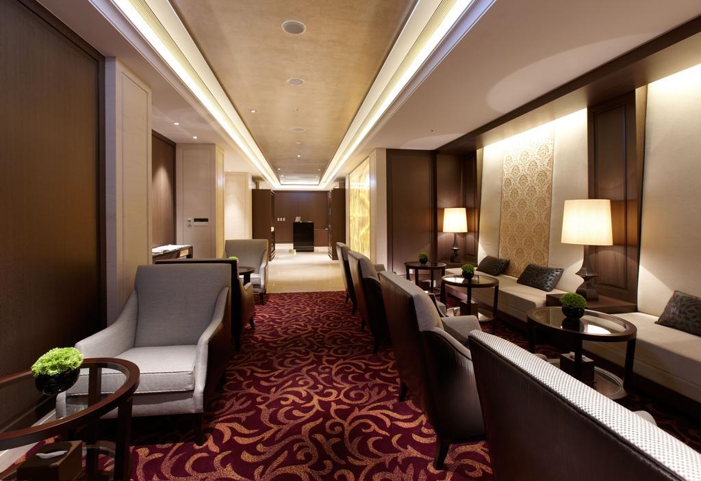 The Okura Prestige Taipei Hotel Bagian luar foto The lounge at the airport