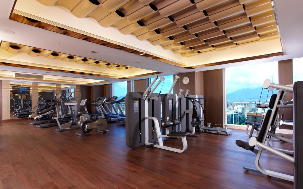 The Okura Prestige Taipei Hotel Bagian luar foto The gym at The Landmark