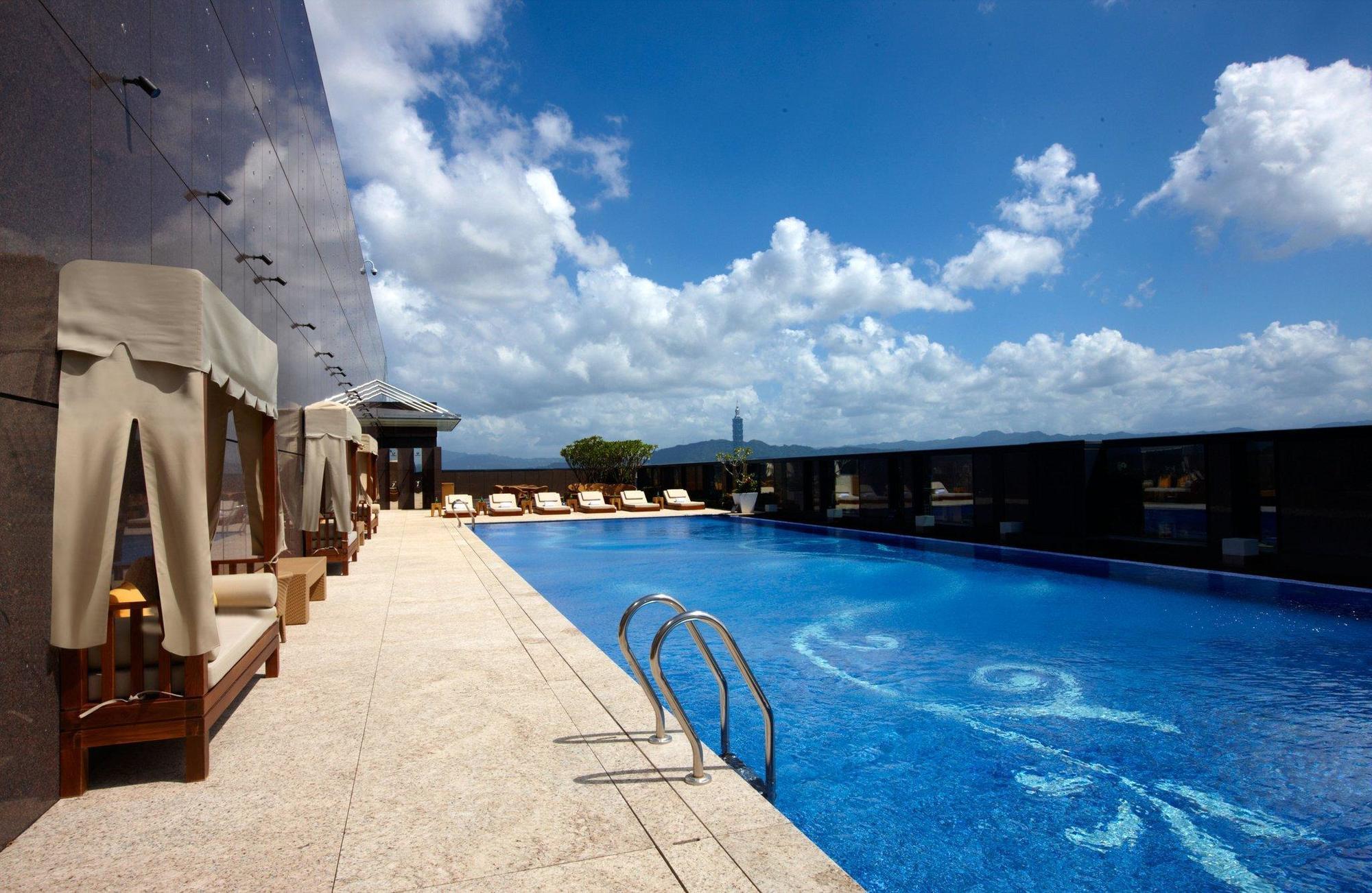 The Okura Prestige Taipei Hotel Bagian luar foto The pool at the 39th floor
