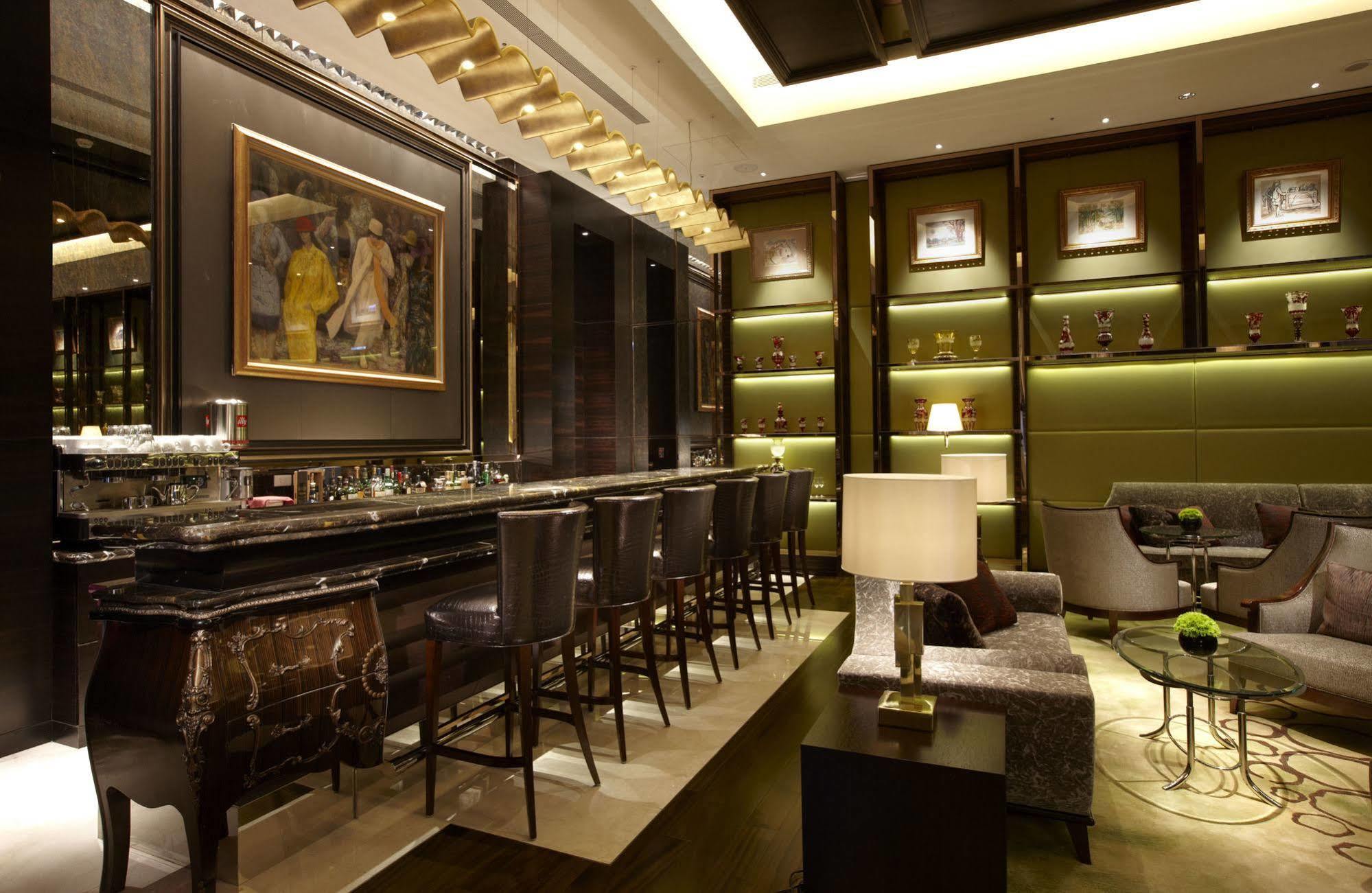 The Okura Prestige Taipei Hotel Bagian luar foto The bar at the Mandarin Oriental, Hong Kong