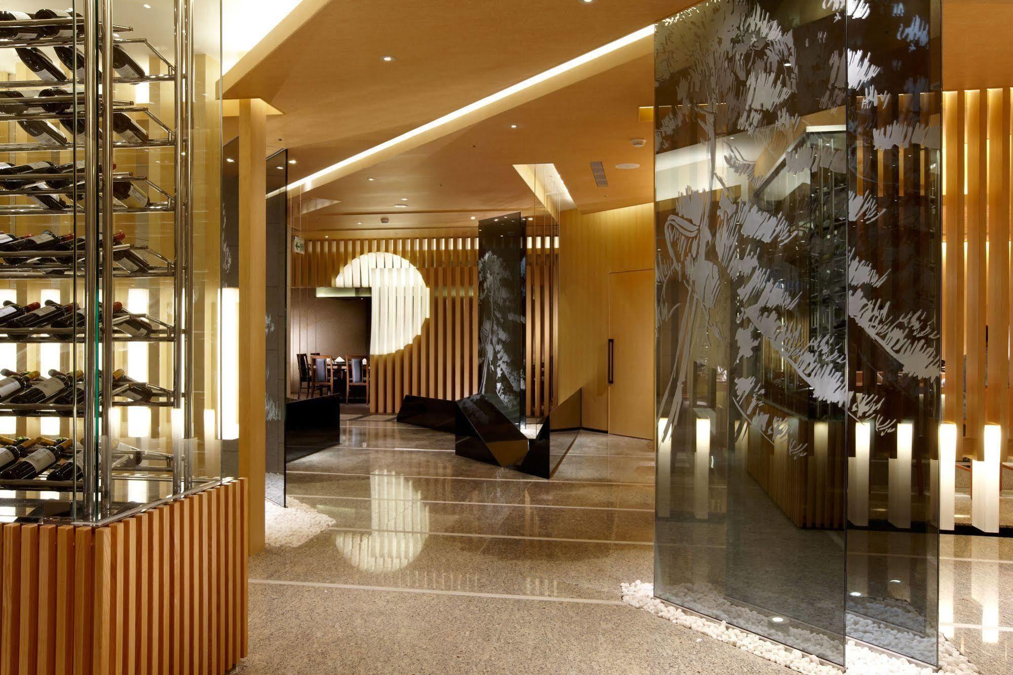 The Okura Prestige Taipei Hotel Bagian luar foto The lobby of the hotel