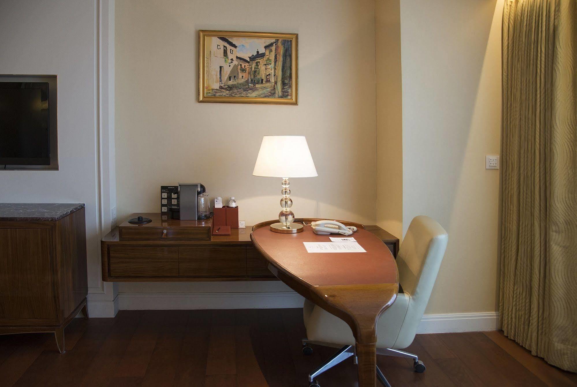 The Okura Prestige Taipei Hotel Bagian luar foto A desk in a hotel room