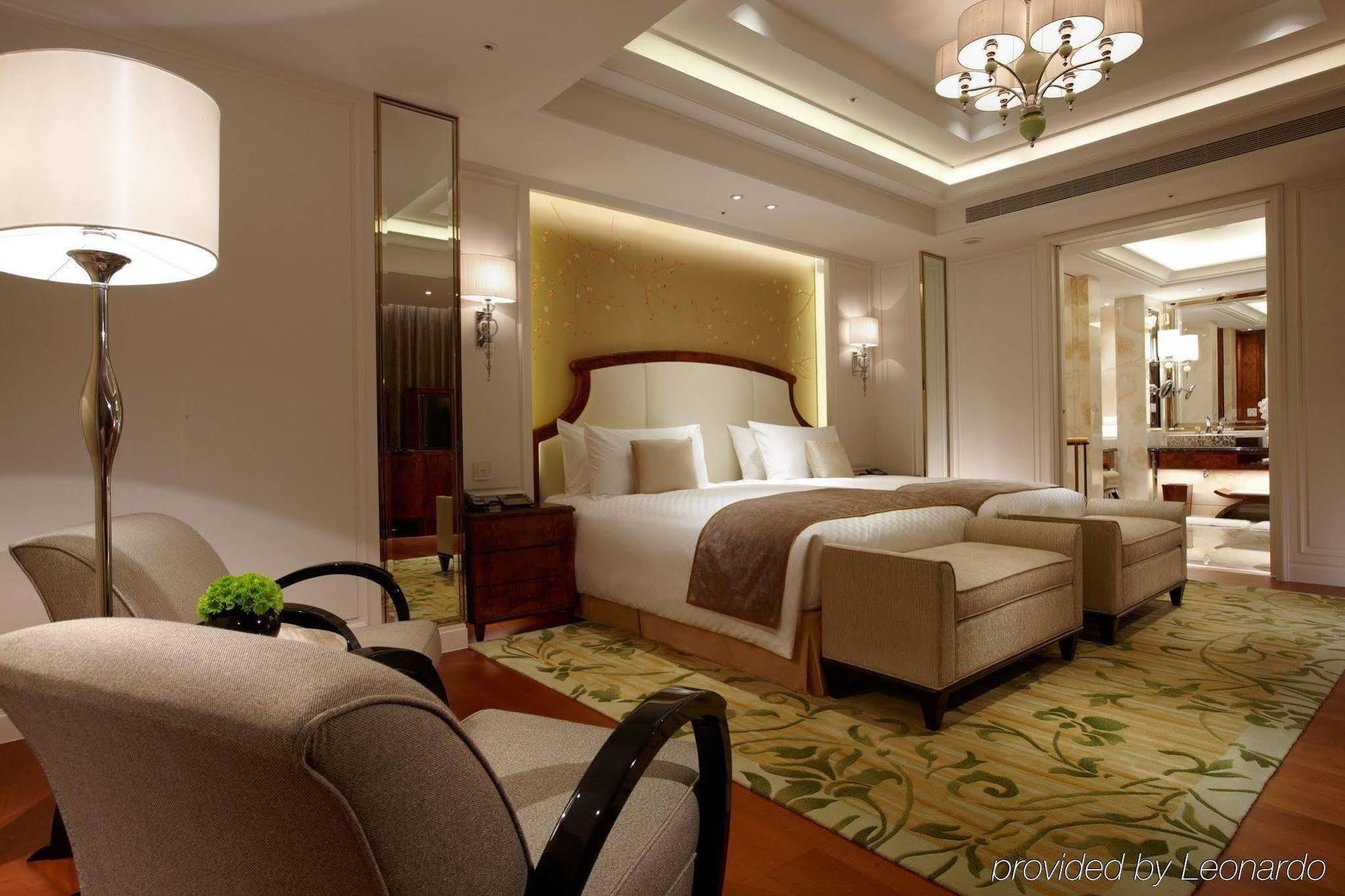 The Okura Prestige Taipei Hotel Bagian luar foto A bedroom at the hotel