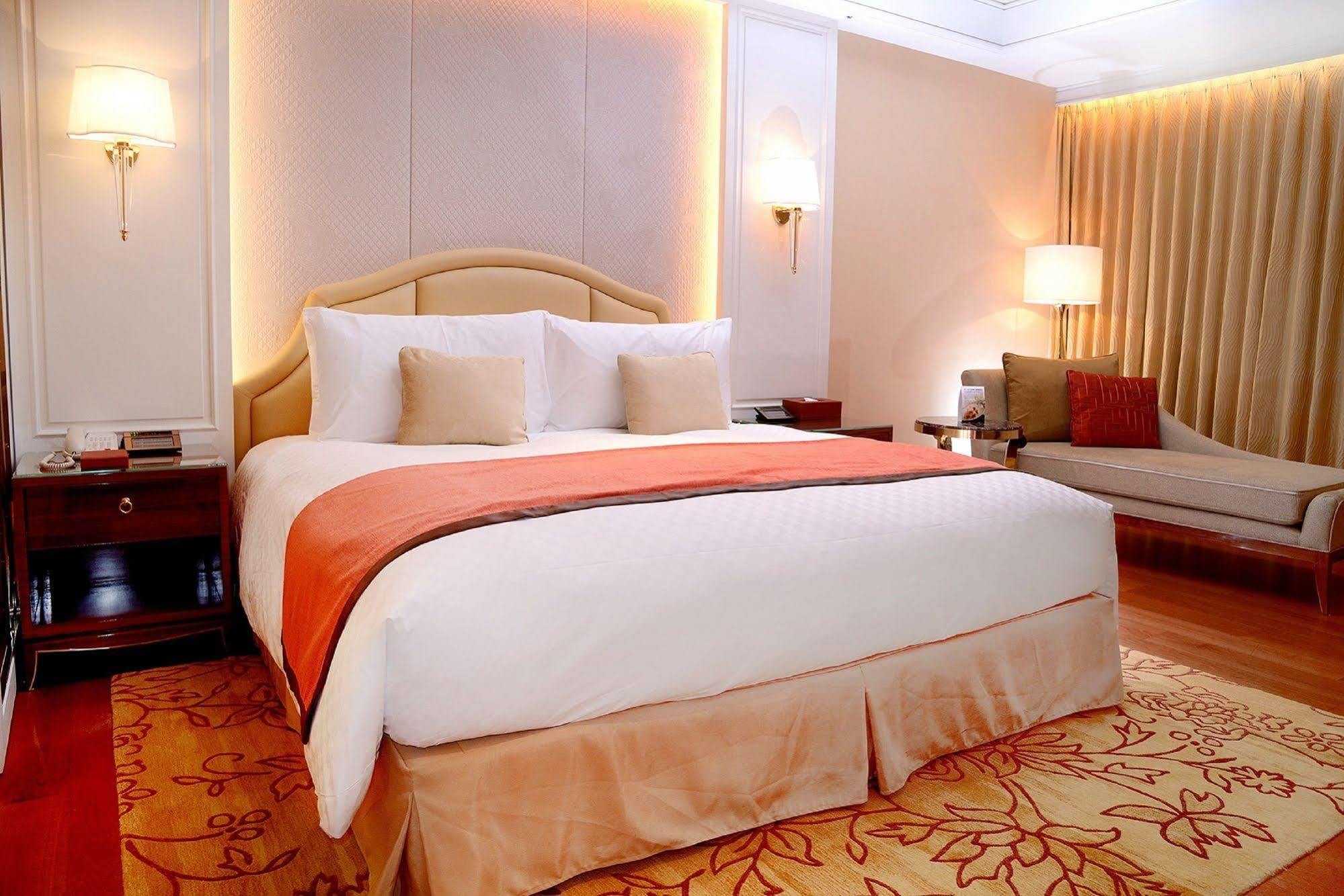 The Okura Prestige Taipei Hotel Bagian luar foto A bedroom at the hotel