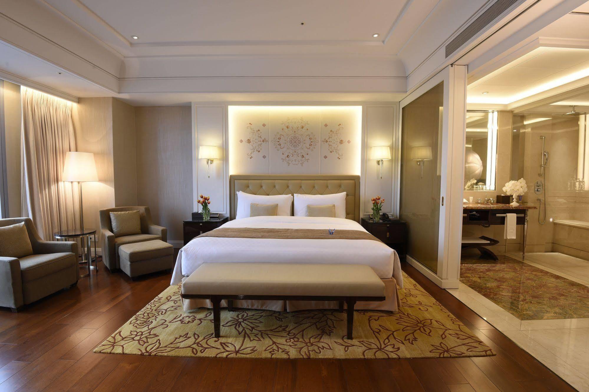 The Okura Prestige Taipei Hotel Bagian luar foto A bedroom at the Taj Mahal Palace